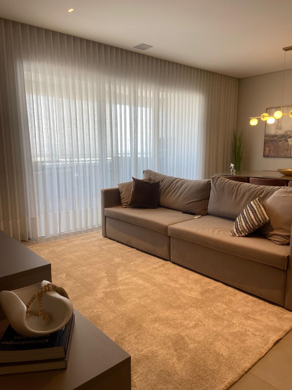 Sala aconchegante com cortinas de tecido